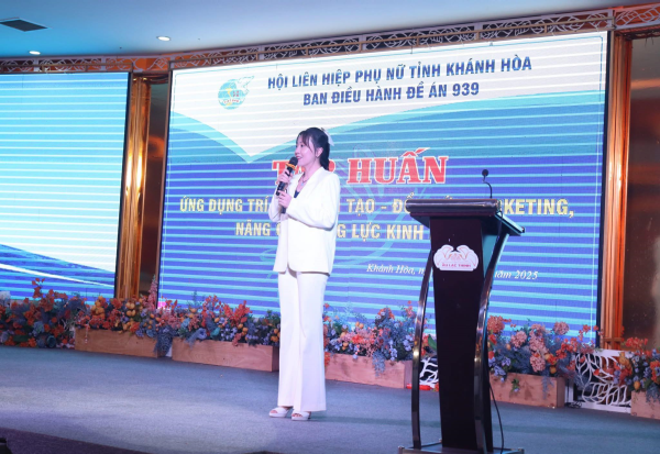 Giảng viên Trường Đại học Nha Trang tập huấn cho 100 phụ nữ Khánh Hoà ứng dụng trí tuệ nhân tạo vào sản xuất kinh doanh. 