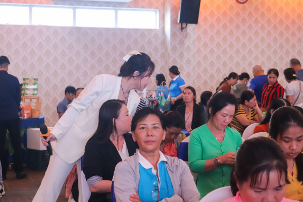 Giảng viên Trường Đại học Nha Trang tập huấn cho 100 phụ nữ Khánh Hoà ứng dụng trí tuệ nhân tạo vào sản xuất kinh doanh. 