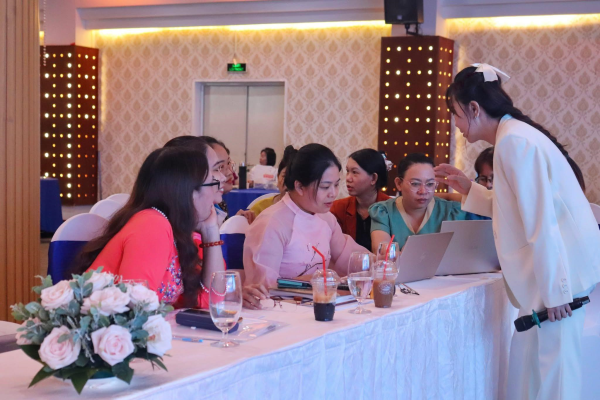 Giảng viên Trường Đại học Nha Trang tập huấn cho 100 phụ nữ Khánh Hoà ứng dụng trí tuệ nhân tạo vào sản xuất kinh doanh. 