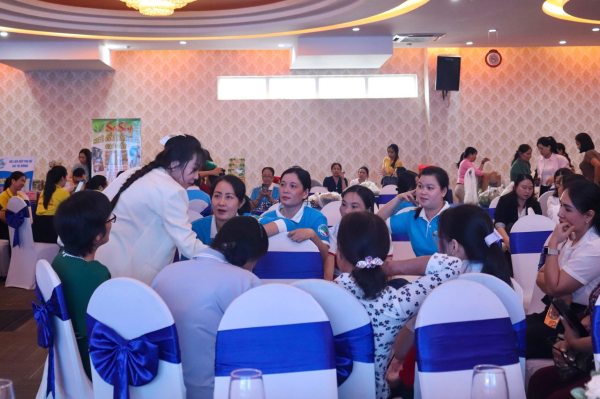 Giảng viên Trường Đại học Nha Trang tập huấn cho 100 phụ nữ Khánh Hoà ứng dụng trí tuệ nhân tạo vào sản xuất kinh doanh. 