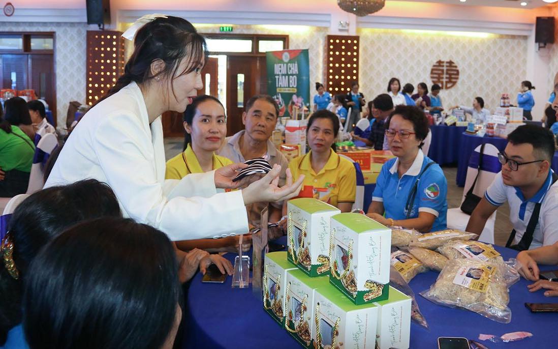 Giảng viên Trường Đại học Nha Trang tập huấn cho 100 phụ nữ Khánh Hoà ứng dụng trí tuệ nhân tạo vào sản xuất kinh doanh. 