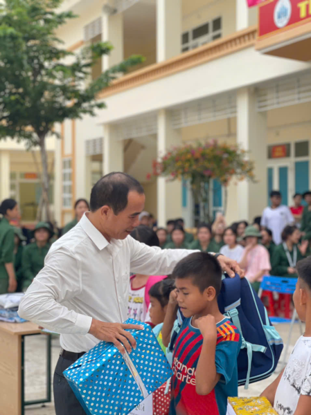 Chương trình “Tiếp sức đến trường” của Công đoàn Trung tâm GDQP&AN