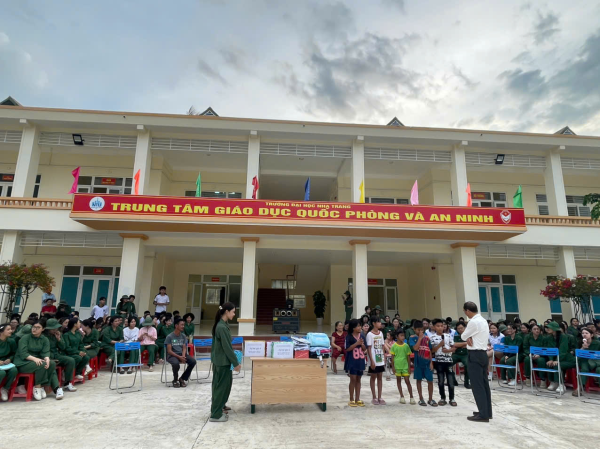Chương trình “Tiếp sức đến trường” của Công đoàn Trung tâm GDQP&AN