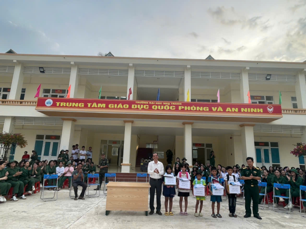 Chương trình “Tiếp sức đến trường” của Công đoàn Trung tâm GDQP&AN