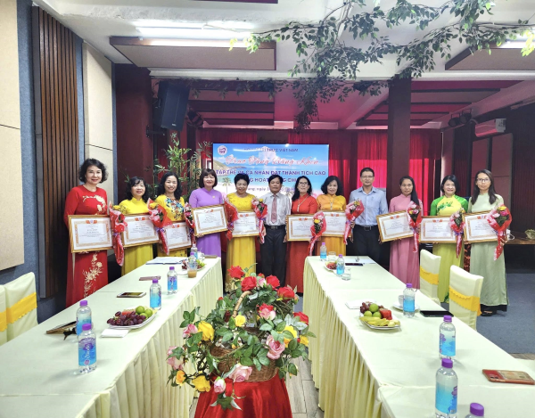 Hội viên Chi hội Nữ trí thức Trường Đại học Nha Trang nhận Bằng khen của Hội Nữ trí thức Việt Nam