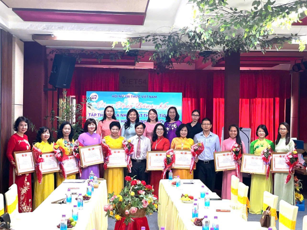 Hội viên Chi hội Nữ trí thức Trường Đại học Nha Trang nhận Bằng khen của Hội Nữ trí thức Việt Nam