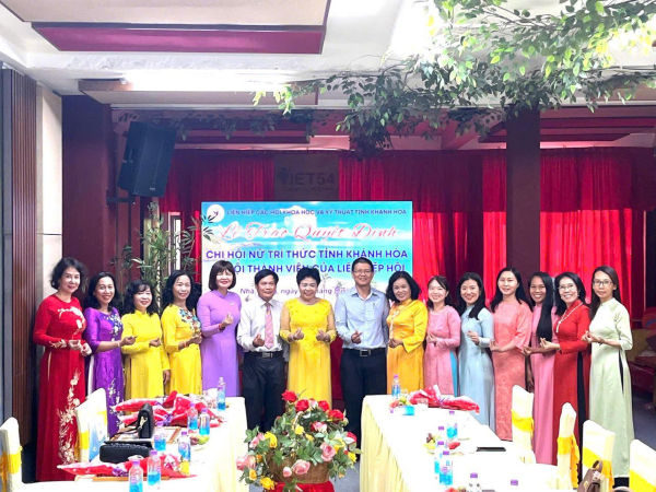 Hội viên Chi hội Nữ trí thức Trường Đại học Nha Trang nhận Bằng khen của Hội Nữ trí thức Việt Nam