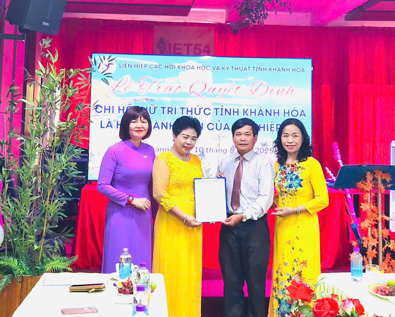 Hội viên Chi hội Nữ trí thức Trường Đại học Nha Trang nhận Bằng khen của Hội Nữ trí thức Việt Nam