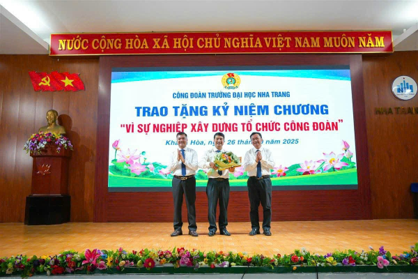 Trao tặng Kỷ niệm chương “Vì sự nghiệp xây dựng tổ chức Công đoàn”