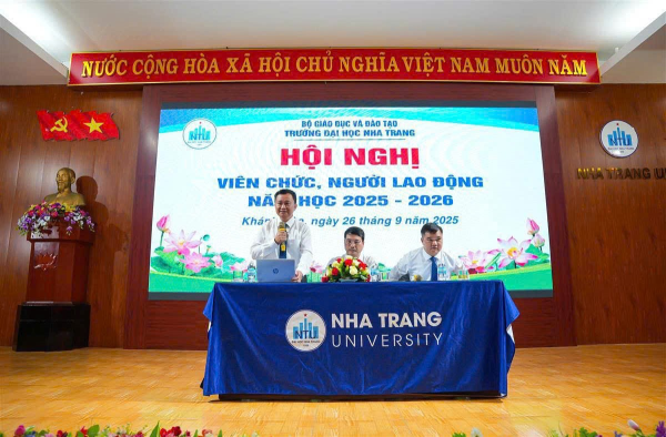 Trao tặng Kỷ niệm chương “Vì sự nghiệp xây dựng tổ chức Công đoàn”
