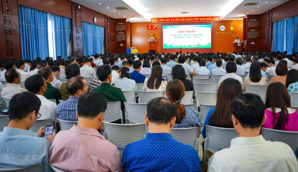Trao tặng Kỷ niệm chương “Vì sự nghiệp xây dựng tổ chức Công đoàn”