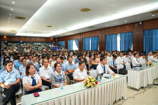 Trao tặng Kỷ niệm chương “Vì sự nghiệp xây dựng tổ chức Công đoàn”