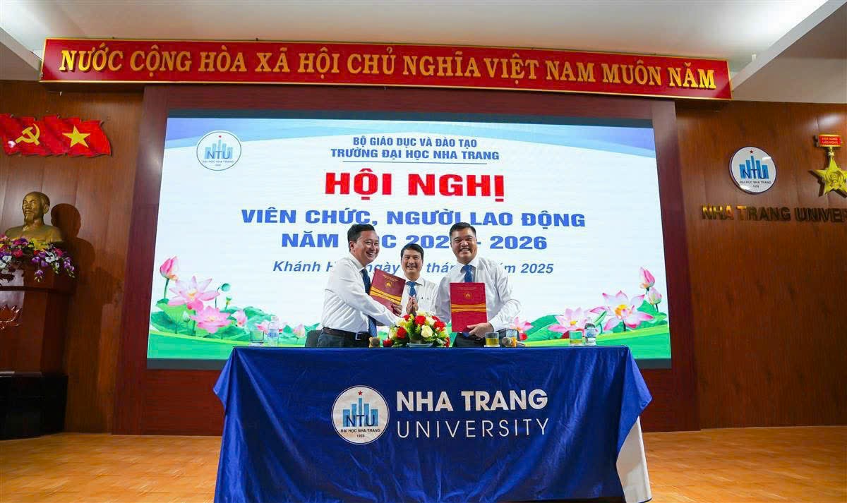 Trao tặng Kỷ niệm chương “Vì sự nghiệp xây dựng tổ chức Công đoàn”