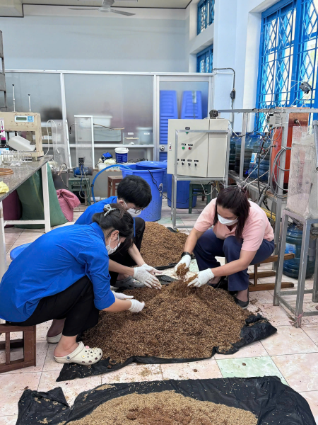 VIỆN CÔNG NGHỆ SINH HỌC & MÔI TRƯỜNG HỖ TRỢ CÁC TRƯỜNG PHỔ THÔNG VÙNG LŨ KHÁNH HÒA BẰNG CHẾ PHẨM VI SINH XỬ LÝ RÁC HỮU CƠ