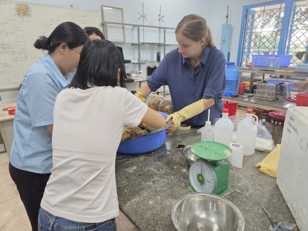 VIỆN CÔNG NGHỆ SINH HỌC & MÔI TRƯỜNG HỖ TRỢ CÁC TRƯỜNG PHỔ THÔNG VÙNG LŨ KHÁNH HÒA BẰNG CHẾ PHẨM VI SINH XỬ LÝ RÁC HỮU CƠ