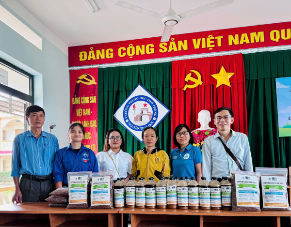 VIỆN CÔNG NGHỆ SINH HỌC & MÔI TRƯỜNG HỖ TRỢ CÁC TRƯỜNG PHỔ THÔNG VÙNG LŨ KHÁNH HÒA BẰNG CHẾ PHẨM VI SINH XỬ LÝ RÁC HỮU CƠ