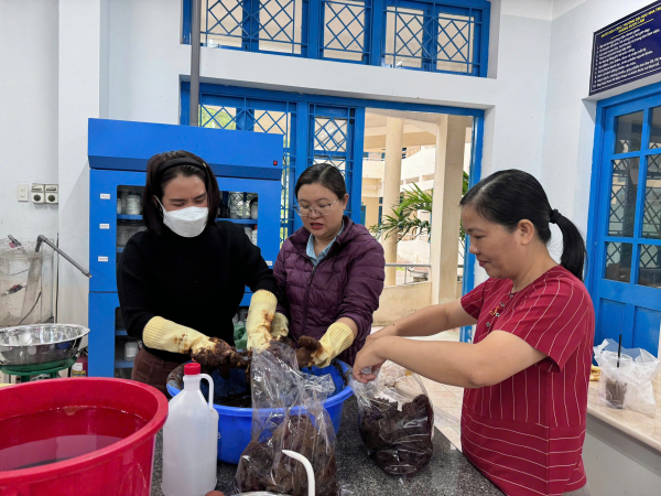 VIỆN CÔNG NGHỆ SINH HỌC & MÔI TRƯỜNG HỖ TRỢ CÁC TRƯỜNG PHỔ THÔNG VÙNG LŨ KHÁNH HÒA BẰNG CHẾ PHẨM VI SINH XỬ LÝ RÁC HỮU CƠ