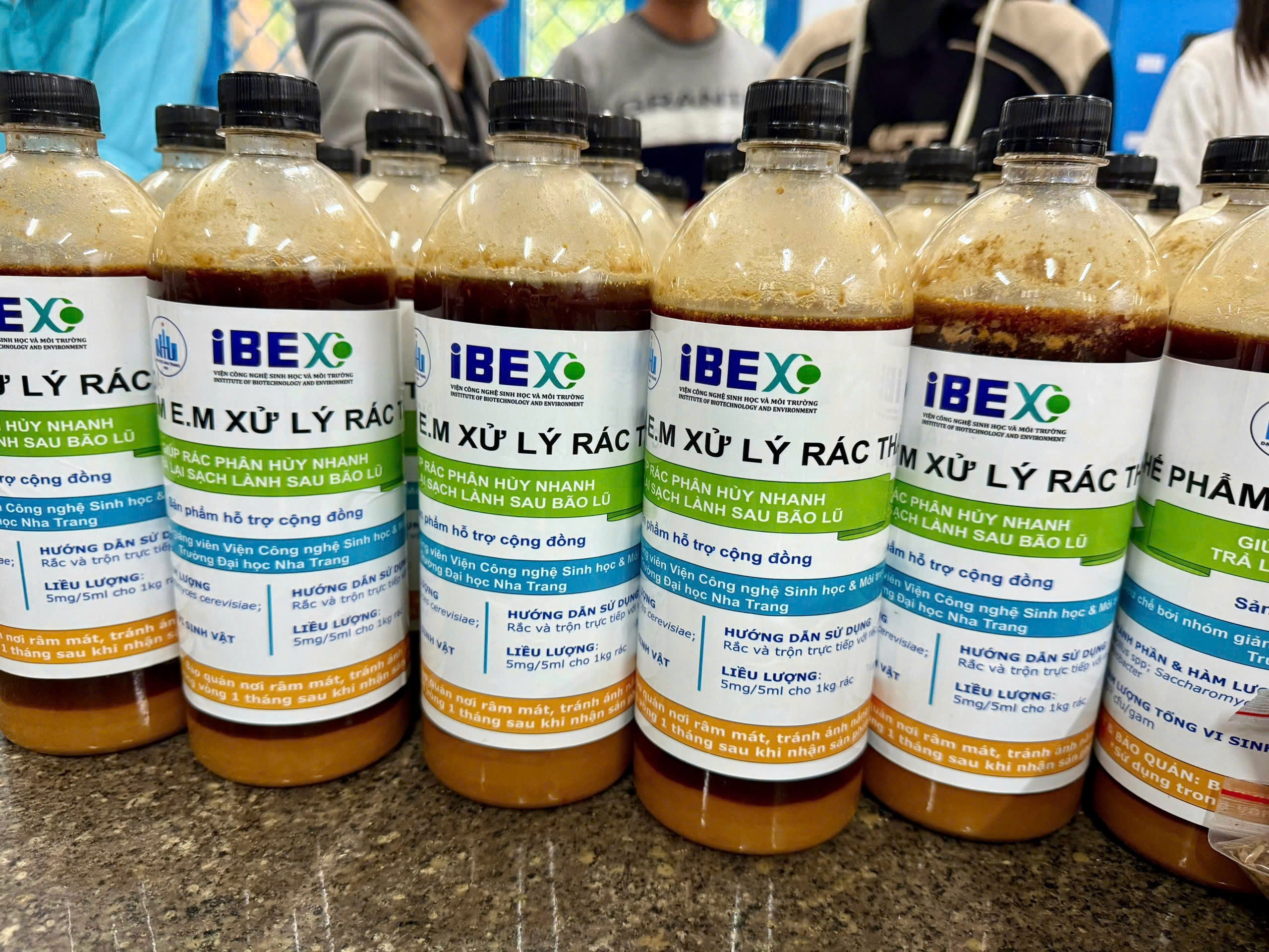 VIỆN CÔNG NGHỆ SINH HỌC & MÔI TRƯỜNG HỖ TRỢ CÁC TRƯỜNG PHỔ THÔNG VÙNG LŨ KHÁNH HÒA BẰNG CHẾ PHẨM VI SINH XỬ LÝ RÁC HỮU CƠ