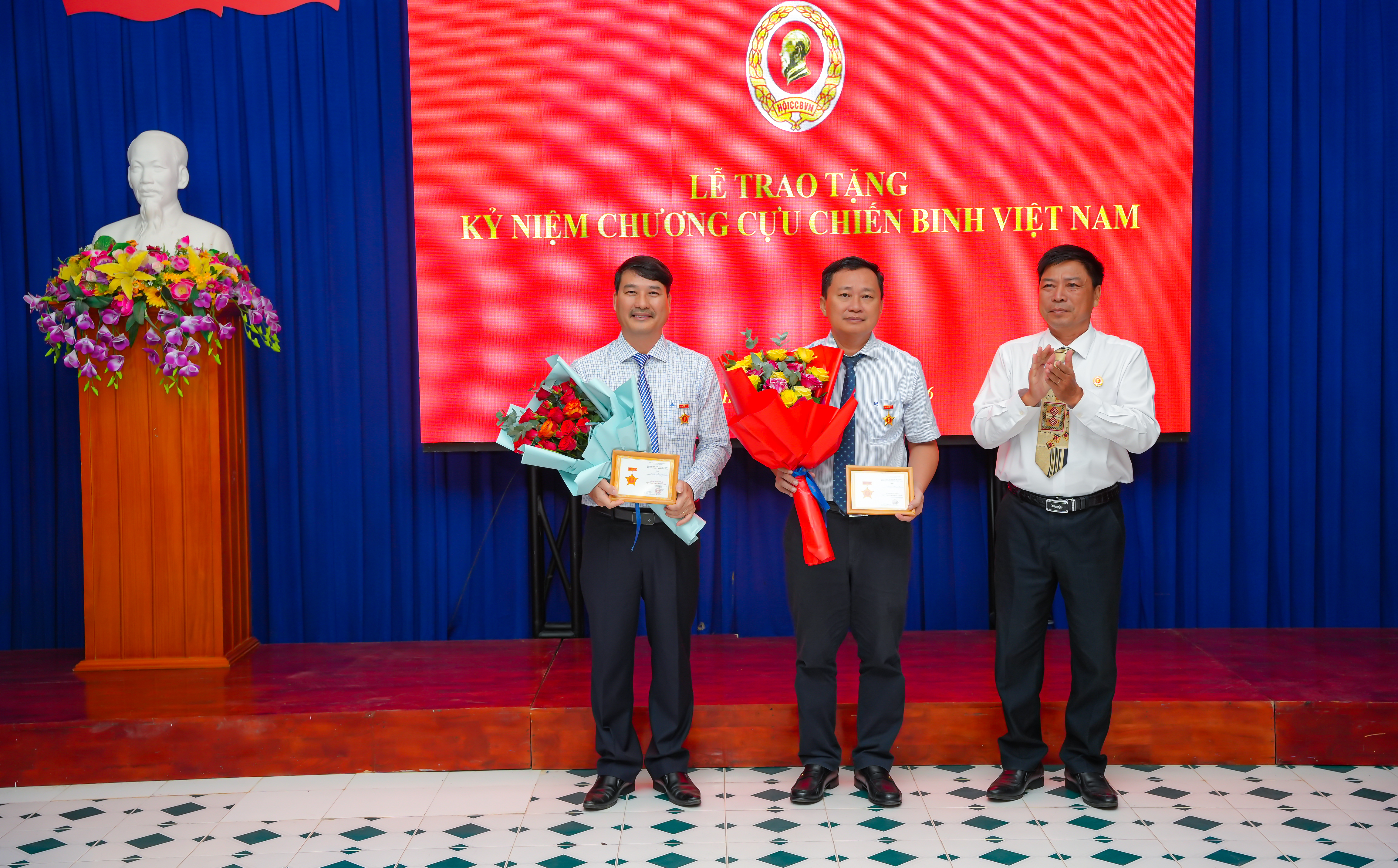Lễ trao tặng Kỷ niệm chương Cựu chiến binh Việt Nam