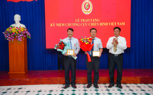 Lễ trao tặng Kỷ niệm chương Cựu chiến binh Việt Nam