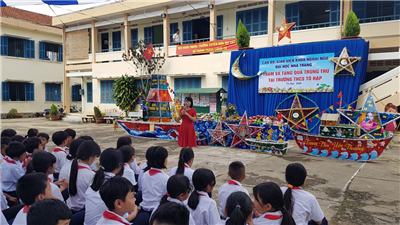 Tập thể CB-GV, sinh viên Khoa Ngoại ngữ - Trường Đại học Nha Trang  tặng hơn 500 phần quà Tết Trung thu  cho học sinh Trường THCS Tô Hạp – Khánh Sơn