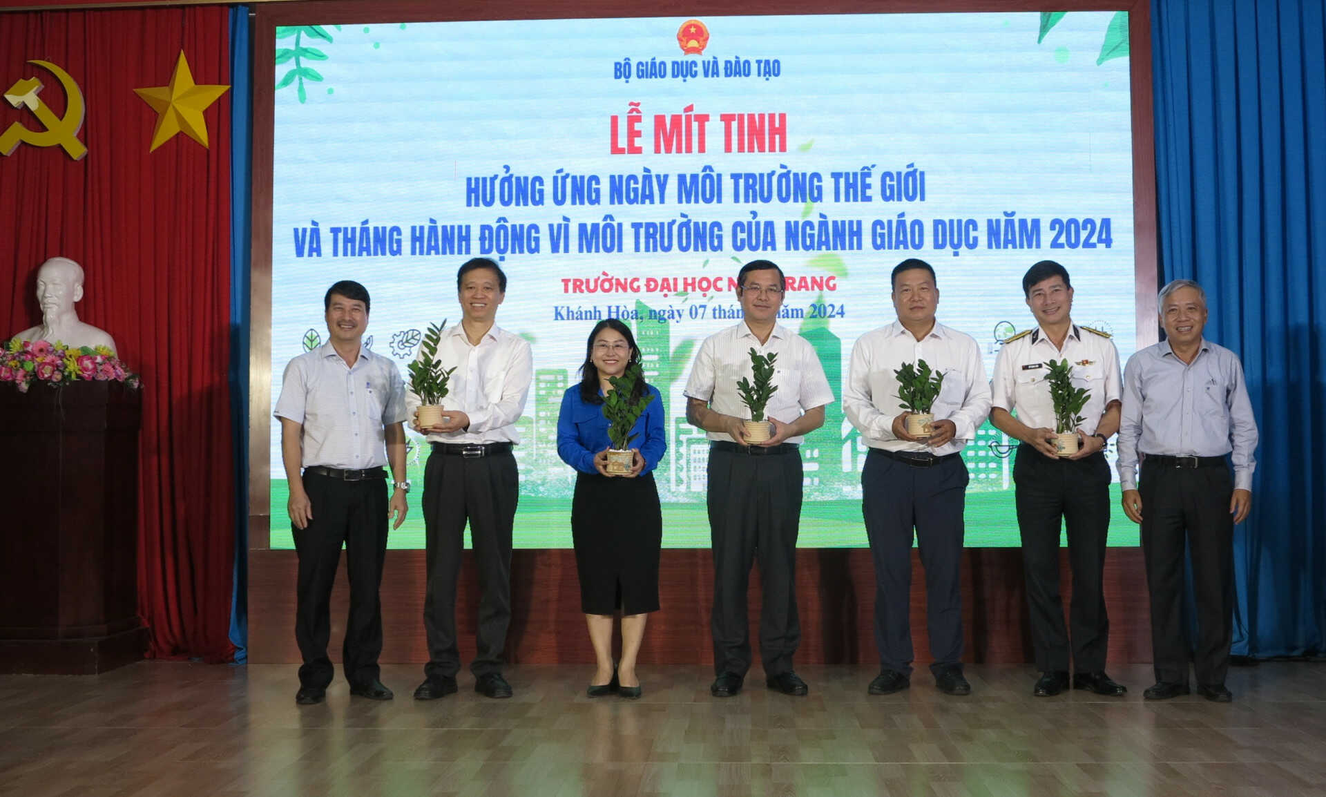 Trường Đại học Nha Trang: Mít tinh hưởng ứng Tháng hành động vì môi trường