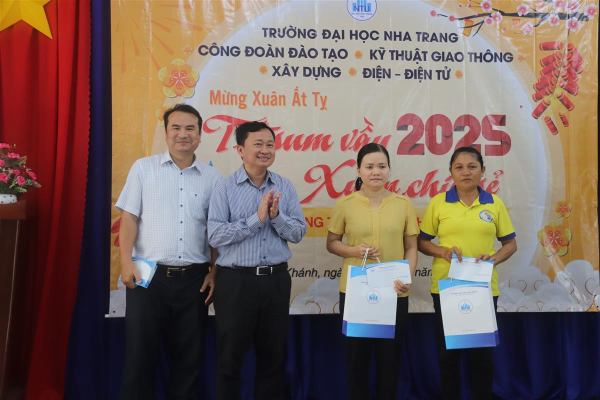 Trường Đại học Nha Trang trao quà hỗ trợ học sinh và cán bộ Trường THPT Hoàng Hoa Thám