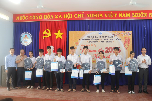 Trường Đại học Nha Trang trao quà hỗ trợ học sinh và cán bộ Trường THPT Hoàng Hoa Thám