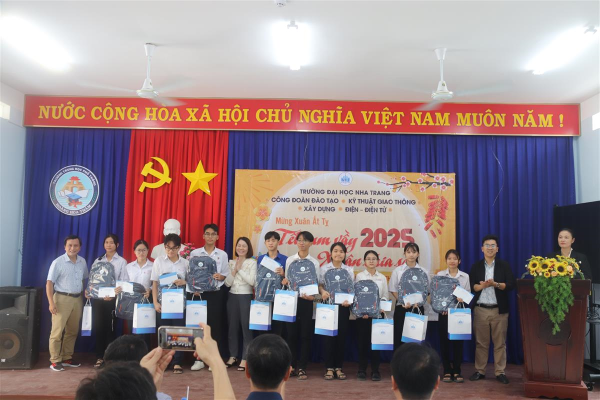 Trường Đại học Nha Trang trao quà hỗ trợ học sinh và cán bộ Trường THPT Hoàng Hoa Thám