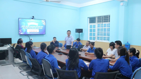 Công đoàn Viên KH&CNKTTS - Xuân Yêu Thương 2025 -  Trao quà cho sinh viên có hoàn cảnh đặc biệt khó khăn