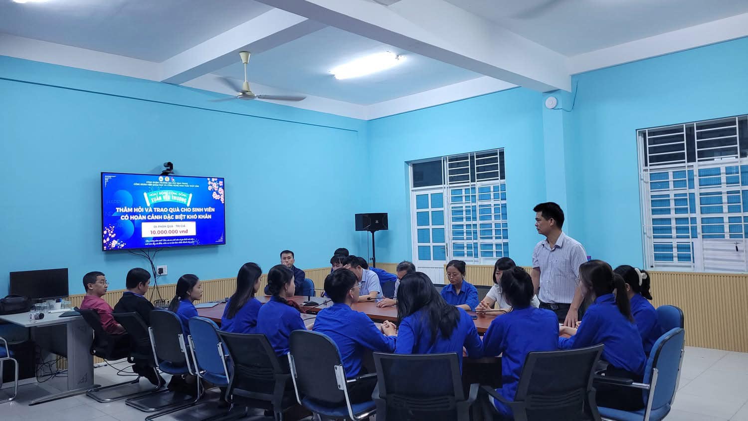 Công đoàn Viên KH&CNKTTS - Xuân Yêu Thương 2025 -  Trao quà cho sinh viên có hoàn cảnh đặc biệt khó khăn