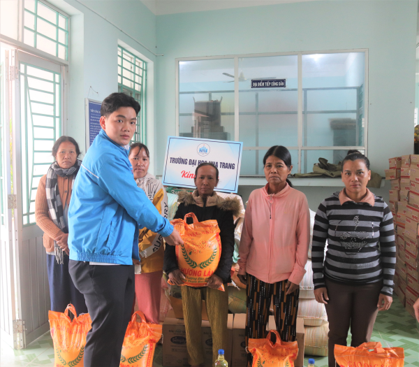 Trường Đại học Nha Trang thăm và tặng quà Tết cho các hộ gia đình khó khăn tại xã Giang Ly