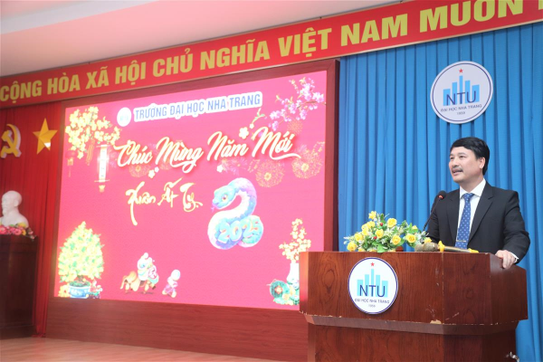 Trường Đại học Nha Trang tổ chức gặp mặt, chúc Tết cựu cán bộ, giảng viên, viên chức và người lao động