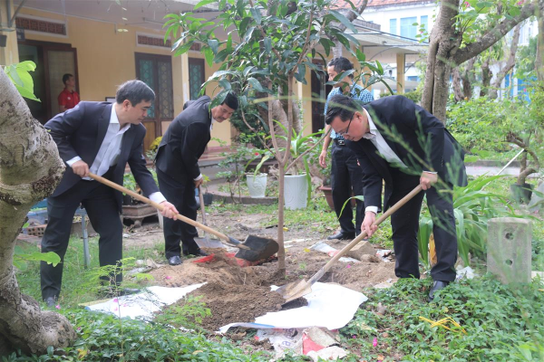 Trường Đại học Nha Trang tổ chức gặp mặt đầu năm và phát động "Tết trồng cây"