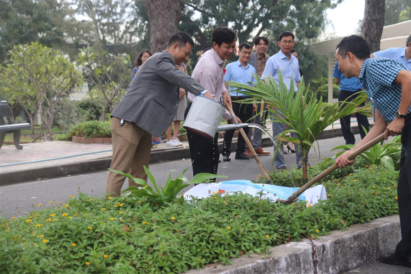 Trường Đại học Nha Trang tổ chức gặp mặt đầu năm và phát động "Tết trồng cây"