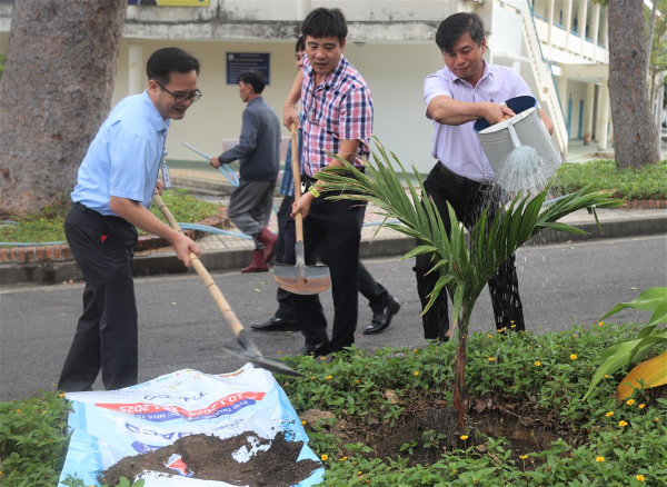 Trường Đại học Nha Trang tổ chức gặp mặt đầu năm và phát động "Tết trồng cây"