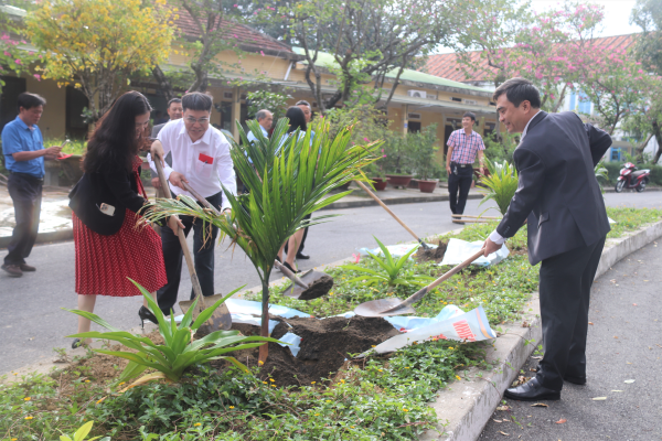 Trường Đại học Nha Trang tổ chức gặp mặt đầu năm và phát động "Tết trồng cây"