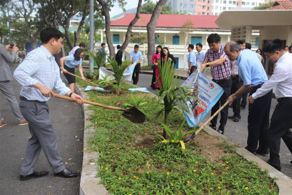 Trường Đại học Nha Trang tổ chức gặp mặt đầu năm và phát động "Tết trồng cây"