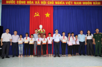 Trường Đại học Nha Trang tặng quà cho các hộ nghèo, cận nghèo và học sinh huyện Khánh Vĩnh
